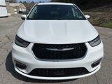 Used 2023 Chrysler Pacifica Touring-L image 3