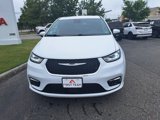 Used 2023 Chrysler Pacifica Touring-L image 3