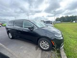 Used 2023 Chrysler Pacifica Touring-L image 3