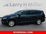 Used 2021 Chrysler Pacifica Touring-L image 2