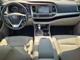 Used 2017 Toyota Highlander XLE image 2