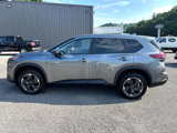 Used 2024 Nissan Rogue SV image 2
