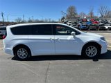 Used 2022 Chrysler Pacifica Touring-L image 5
