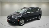 Used 2023 Chrysler Pacifica Limited image 3