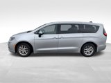 Used 2023 Chrysler Pacifica Touring-L image 3