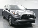Used 2022 Toyota Highlander XLE image 2