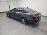 Used 2017 Volkswagen Jetta SE image 3