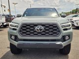 Used 2022 Toyota Tacoma TRD Off-Road image 2