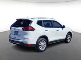 Used 2017 Nissan Rogue SV image 3
