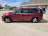 Used 2017 Chrysler Pacifica Limited image 4