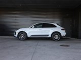 Certified 2024 Porsche Macan image 2
