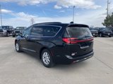 Used 2022 Chrysler Pacifica Touring-L image 3