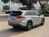 Used 2017 Toyota Highlander SE image 3