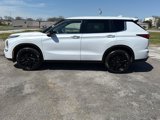 Used 2023 Mitsubishi Outlander SE image 2