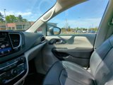 Used 2022 Chrysler Pacifica Touring-L image 3