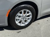 Used 2022 Chrysler Pacifica Touring-L image 4