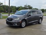 Used 2023 Chrysler Pacifica Touring-L image 3