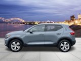 Used 2022 Volvo XC40 T4 Momentum image 2