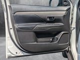 Used 2020 Mitsubishi Outlander ES image 2