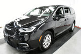 Used 2023 Chrysler Pacifica Touring-L image 4