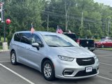 Used 2023 Chrysler Pacifica Touring-L image 2