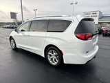 Used 2017 Chrysler Pacifica Limited image 3