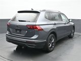 Used 2022 Volkswagen Tiguan SE w/ Panoramic Sunroof Package image 5