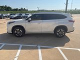 Used 2021 Toyota Highlander XLE image 2