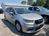 Used 2023 Chrysler Pacifica Touring-L image 2
