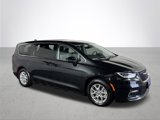 Used 2023 Chrysler Pacifica Touring-L image 4