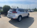Used 2017 Nissan Rogue SV image 5