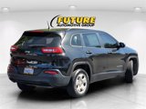 Used 2016 Jeep Cherokee Sport image 4