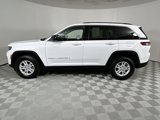 Used 2023 Jeep Grand Cherokee Laredo image 2