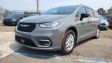 Used 2025 Chrysler Pacifica Select image 4