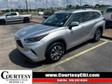 Used 2021 Toyota Highlander XLE image 2
