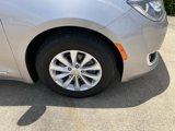 Used 2018 Chrysler Pacifica Touring-L image 2