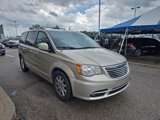Used 2015 Chrysler Town & Country Touring image 3