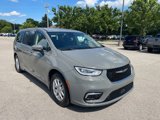 Used 2023 Chrysler Pacifica Touring-L image 4
