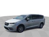 Used 2023 Chrysler Pacifica Touring-L image 4