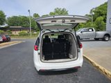 Used 2023 Chrysler Pacifica Touring-L image 6