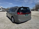 Used 2022 Chrysler Pacifica Touring-L image 6