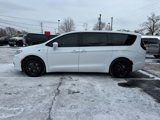 Used 2022 Chrysler Pacifica Limited w/ Uconnect Theater Family Group image 5