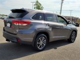 Used 2017 Toyota Highlander XLE image 3