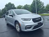 Used 2023 Chrysler Pacifica Touring-L image 3