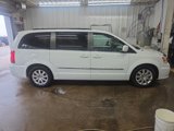 Used 2015 Chrysler Town & Country Touring image 2