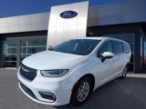 Used 2023 Chrysler Pacifica Touring-L image 3