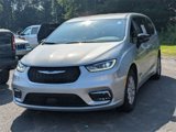 Used 2024 Chrysler Pacifica Touring-L image 4