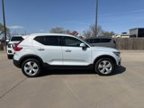 Used 2020 Volvo XC40 T5 Momentum image 2