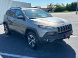 Used 2018 Jeep Cherokee Trailhawk image 3