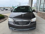 Used 2015 Chrysler Town & Country Touring image 3